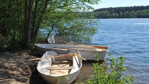 Boote am Ufer des Sees
